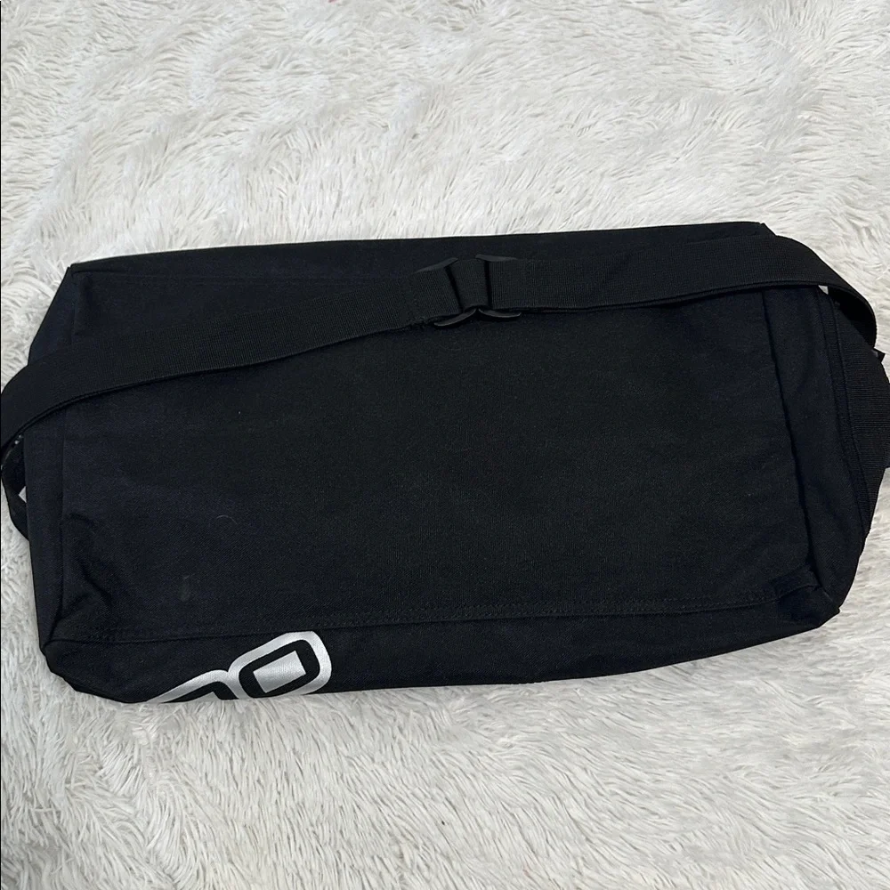 🎻 NWOT Ogio Duffle Bag